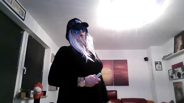 Snapshot of hellgirl1980 chatting on 09-30-25, 08:47 hellgirl1980 online show from 09-30-25, 08:47