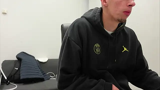 Snapshot of Ryan_Dozer chatting on 10-04-25, 05:38 Ryan Dozer online show from 10-04-25, 05:38