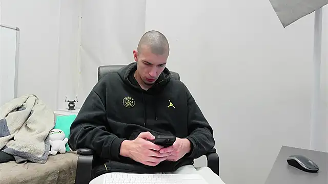 Snapshot of Ryan_Dozer chatting on 11-01-25, 06:59 Ryan Dozer online show from 11-01-25, 06:59