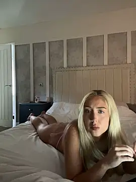 Snapshot of emilyhugesxo chatting on 09-16-25, 03:35 emilyhugesxo online show from 09-16-25, 03:35