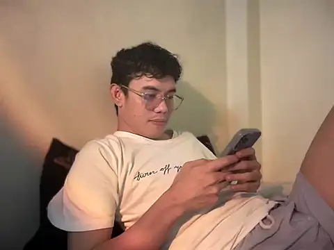 Snapshot of keirflorianxx chatting on 09-15-25, 03:01 keirflorianxx online show from 09-15-25, 03:01