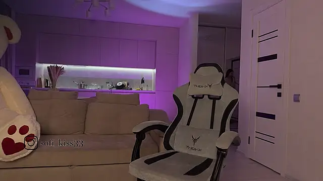 Snapshot of SofI-Play chatting on 10-27-25, 06:34 SofI-Play online show from 10-27-25, 06:34