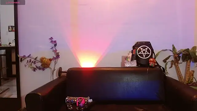 Snapshot of carolinerue chatting on 09-21-25, 04:47 carolinerue online show from 09-21-25, 04:47