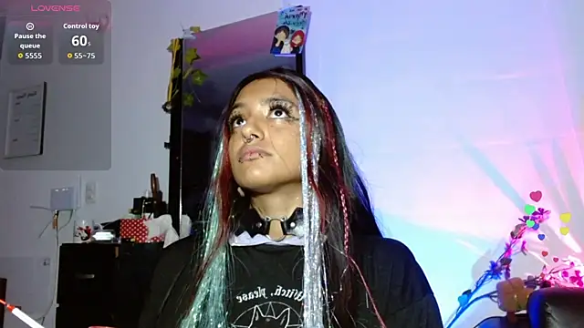 Snapshot of carolinerue chatting on 10-08-25, 08:23 carolinerue online show from 10-08-25, 08:23