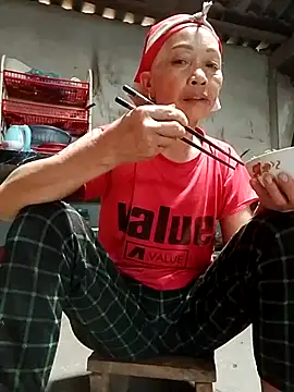 Snapshot of -Xuka-200 chatting on 10-31-25, 04:13 -Xuka-200 online show from 10-31-25, 04:13