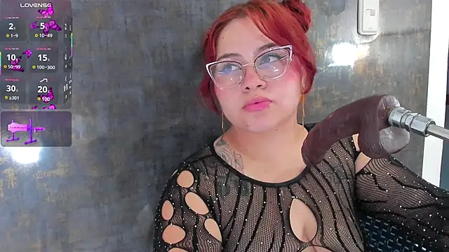 Snapshot of alana_glasses chatting on 10-18-25, 07:36 alana glasses online show from 10-18-25, 07:36