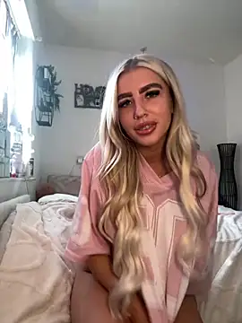 Snapshot of BlondeBetty chatting on 09-12-25, 07:52 BlondeBetty online show from 09-12-25, 07:52