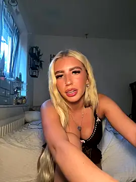 Snapshot of BlondeBetty chatting on 09-29-25, 04:56 BlondeBetty online show from 09-29-25, 04:56