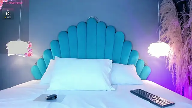 LunaBloomn online show from 10-11-25, 05:33