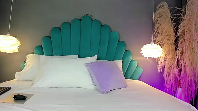 LunaBloomn online show from 10-20-25, 05:02