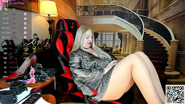 Nina Devillle online show from 04-13-26, 04:40