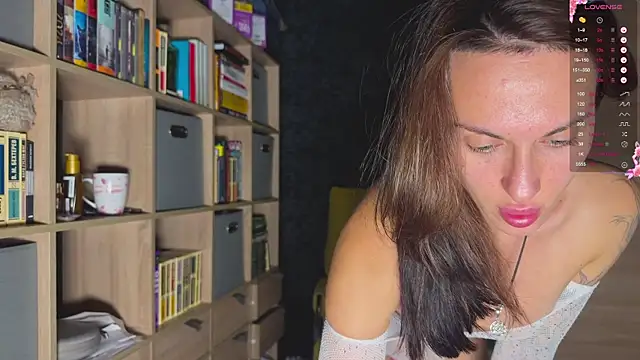 Snapshot of AzureEyes chatting on 09-20-25, 04:19 AzureEyes online show from 09-20-25, 04:19