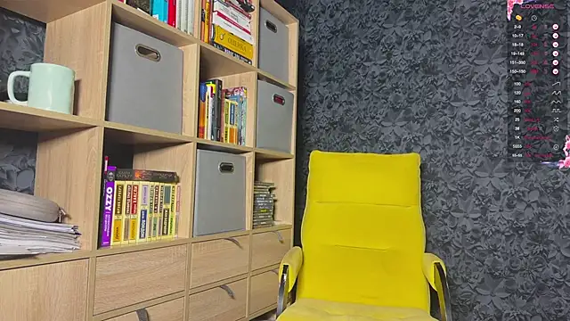 Snapshot of AzureEyes chatting on 10-12-25, 04:28 AzureEyes online show from 10-12-25, 04:28