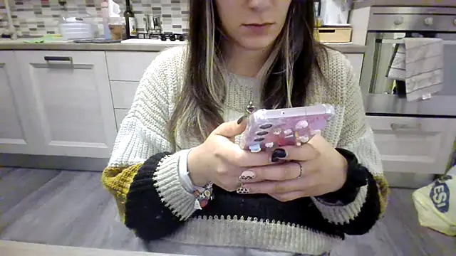 Snapshot of Camaleontica chatting on 10-14-25, 06:20 Camaleontica online show from 10-14-25, 06:20