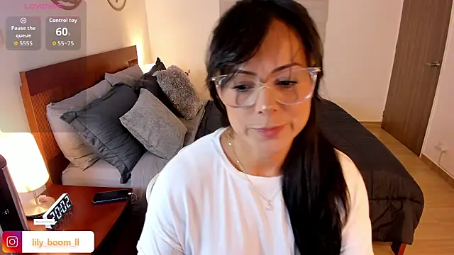 Lyliboomm online show from 11-22-25, 01:04