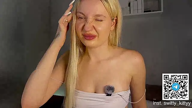 Snapshot of JennyFoxys chatting on 10-25-25, 10:23 JennyFoxys online show from 10-25-25, 10:23