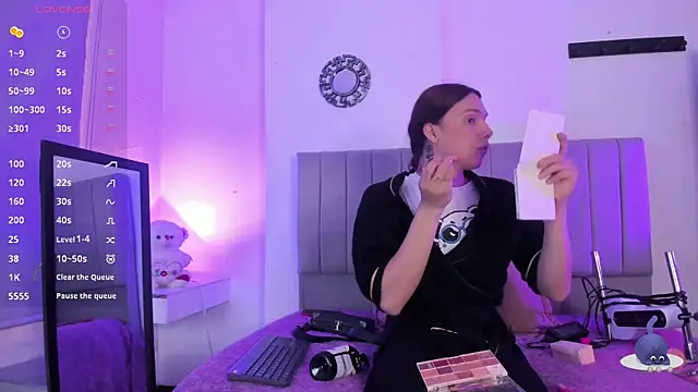 Snapshot of Almaazz chatting on 10-24-25, 02:02 Almaazz online show from 10-24-25, 02:02