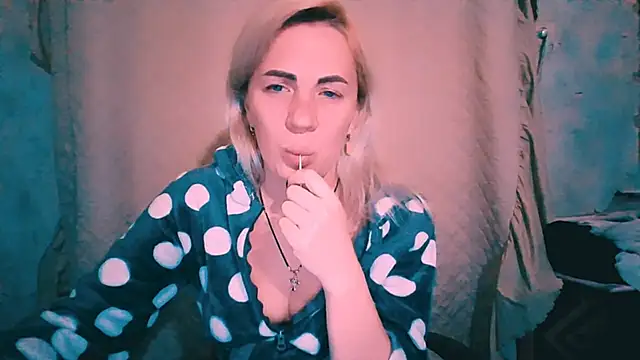 Snapshot of EmmaCat_ chatting on 10-30-25, 07:47 EmmaCat online show from 10-30-25, 07:47