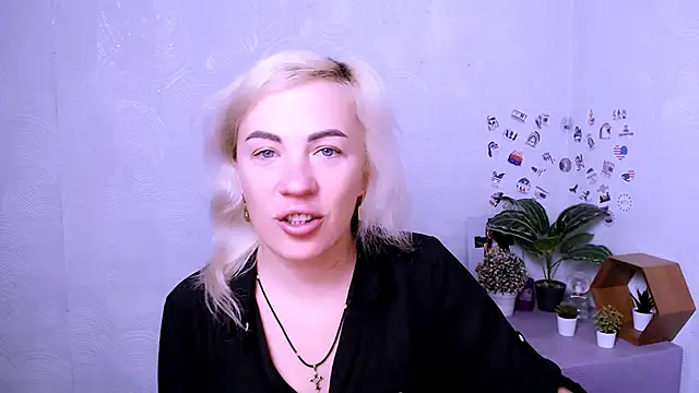 Snapshot of EmmaCat_ chatting on 11-05-25, 04:45 EmmaCat online show from 11-05-25, 04:45