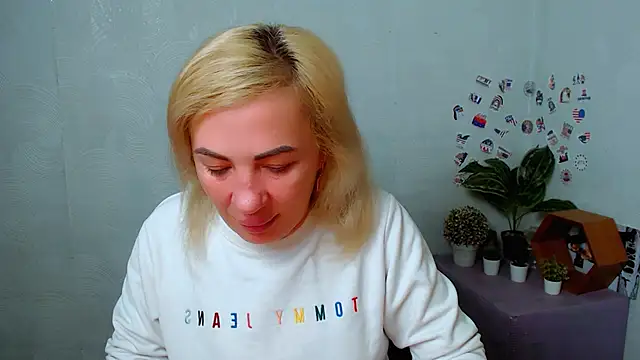 Snapshot of EmmaCat_ chatting on 12-16-25, 05:23 EmmaCat online show from 12-16-25, 05:23