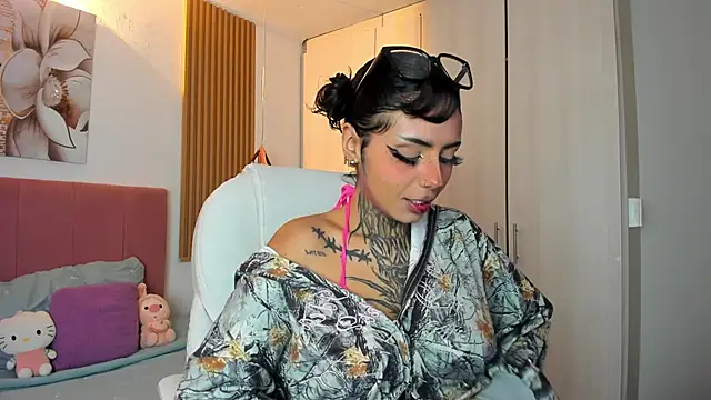 KoraRousee online show from 10-25-25, 01:40