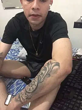 Snapshot of becmz chatting on 09-16-25, 04:57 becmz online show from 09-16-25, 04:57