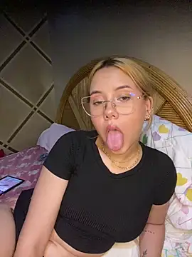 Snapshot of coupleyys chatting on 05-22-26, 08:14 coupleyys online show from 05-22-26, 08:14