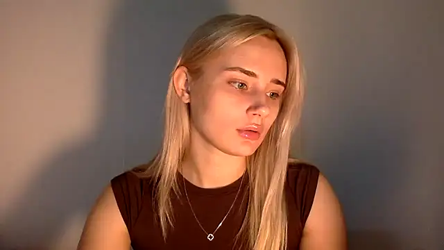 Snapshot of Rosvann chatting on 11-13-25, 04:06 Rosvann online show from 11-13-25, 04:06