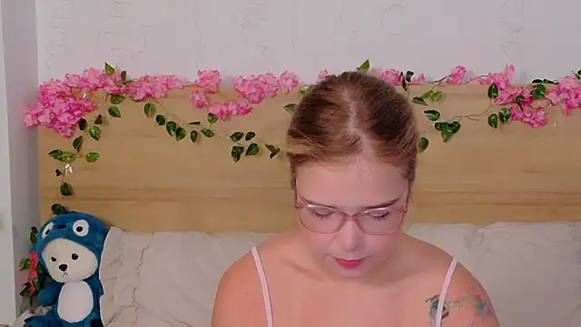 Lilith Bonheur online show from 10-26-25, 08:15