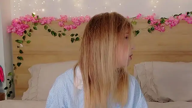 Lilith Bonheur online show from 10-29-25, 08:43