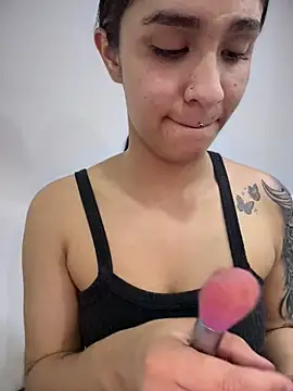 Snapshot of Isabella-Teen chatting on 10-31-25, 02:01 Isabella-Teen online show from 10-31-25, 02:01