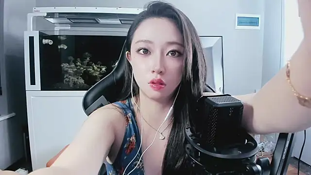 Snapshot of Keke-Bai chatting on 10-05-25, 01:20 Keke-Bai online show from 10-05-25, 01:20