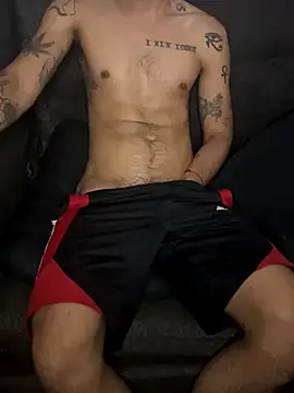 Snapshot of latinoxx1992 chatting on 09-16-25, 01:39 latinoxx1992 online show from 09-16-25, 01:39