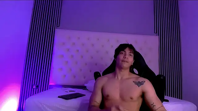 Snapshot of toji_luxxer chatting on 11-14-25, 08:46 toji luxxer online show from 11-14-25, 08:46