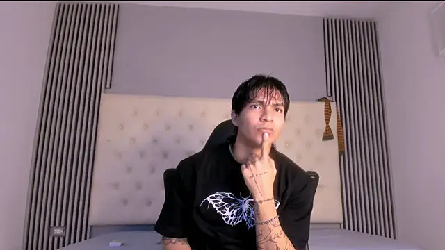 Snapshot of toji_luxxer chatting on 11-28-25, 08:44 toji luxxer online show from 11-28-25, 08:44