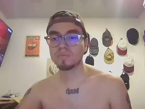 Snapshot of hardredlight chatting on 12-18-25, 04:51 hardredlight online show from 12-18-25, 04:51