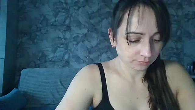 Snapshot of Avylith chatting on 10-15-25, 12:05 Avylith online show from 10-15-25, 12:05