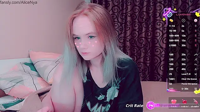 Snapshot of AliceNya_cute chatting on 10-12-25, 04:33 AliceNya cute online show from 10-12-25, 04:33