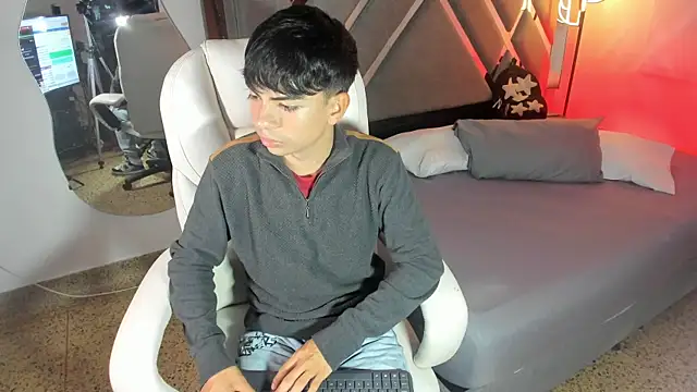 Snapshot of Peter_chase chatting on 09-19-25, 06:19 Peter chase online show from 09-19-25, 06:19