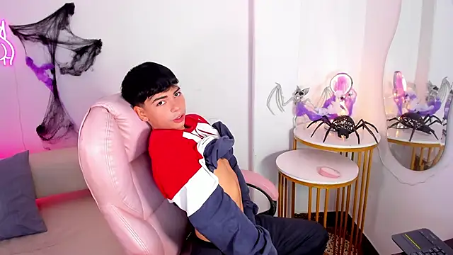 Snapshot of Peter_chase chatting on 10-18-25, 06:30 Peter chase online show from 10-18-25, 06:30