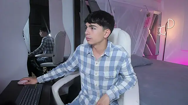 Snapshot of Peter_chase chatting on 11-06-25, 01:12 Peter chase online show from 11-06-25, 01:12