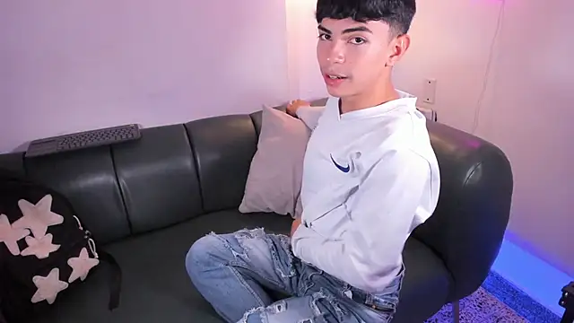 Snapshot of Peter_chase chatting on 11-23-25, 06:30 Peter chase online show from 11-23-25, 06:30