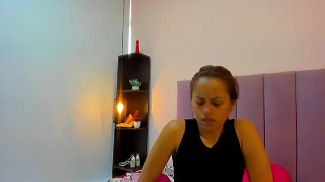 HoollyHendrix online show from 11-28-25, 08:33