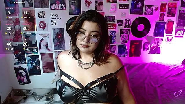 Snapshot of Roxy_f_w chatting on 04-28-26, 06:24 Roxy f w online show from 04-28-26, 06:24