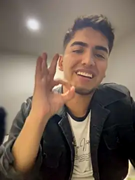 Snapshot of tomy_hot20 chatting on 11-09-25, 02:43 tomy hot20 online show from 11-09-25, 02:43