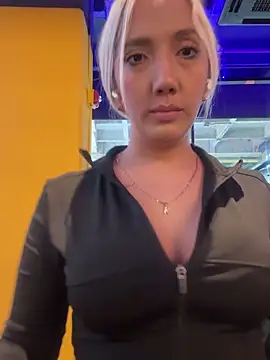 Snapshot of Isa_klein chatting on 10-08-25, 09:56 Isa klein online show from 10-08-25, 09:56