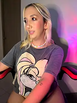 Snapshot of Isa_klein chatting on 10-12-25, 06:29 Isa klein online show from 10-12-25, 06:29