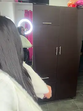 Snapshot of lilielou_ chatting on 11-28-25, 10:23 lilielou online show from 11-28-25, 10:23