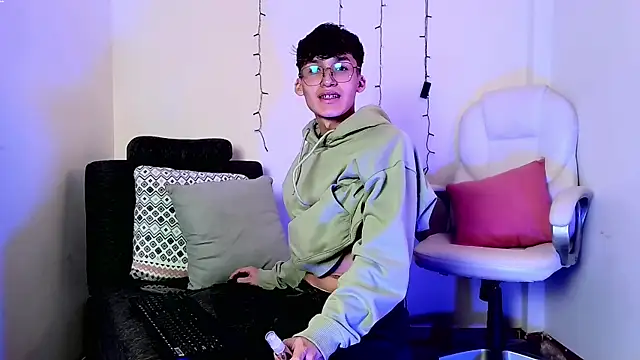 Snapshot of bellmontneon chatting on 11-03-25, 11:33 bellmontneon online show from 11-03-25, 11:33