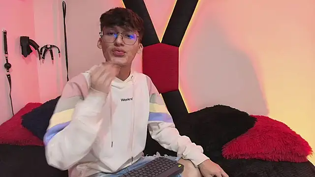 Snapshot of bellmontneon chatting on 11-10-25, 11:31 bellmontneon online show from 11-10-25, 11:31